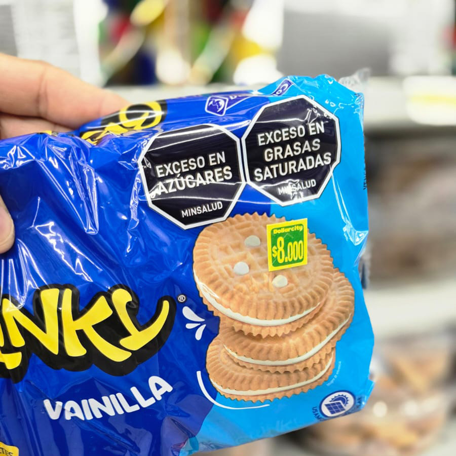 Etiqueta de advertencia de exceso en azúcares en botella de Coca-Cola