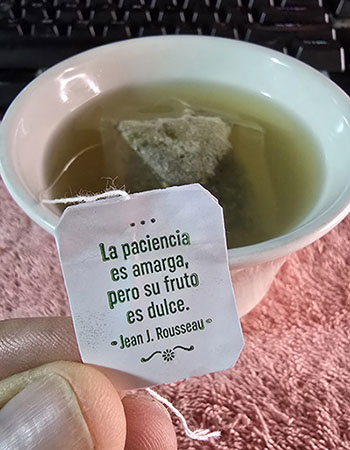 Etiqueta de té con frase de Rousseau sobre la paciencia